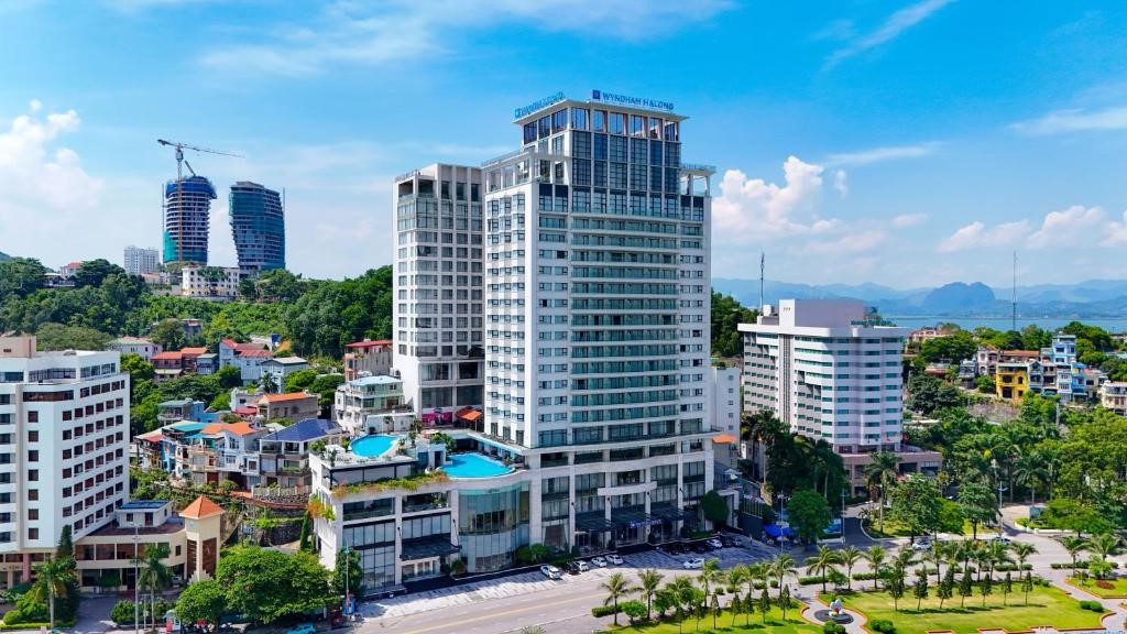 Hoàn thành lắp đặt, bàn giao hệ thống camera giám sát, thiết bị âm thanh hội nghị và thiết bị lưu điện cho hệ thống khách sạn Wyndham Hạ Long - Đường Hạ Long, P.Bãi Cháy, T.Quảng Ninh